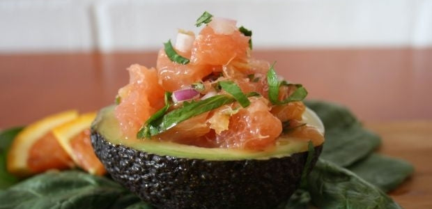 Recette : avocat farci à la salsa d’agrumes - La Boite à Grains