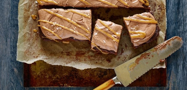 Recette : brownies glacés au caramel salé - La Boite à Grains