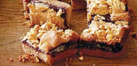 Recette : carrés au beurre de noix et confiture - La Boite à Grains