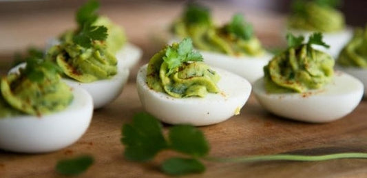 Recette : oeufs farcis à la guacamole - La Boite à Grains