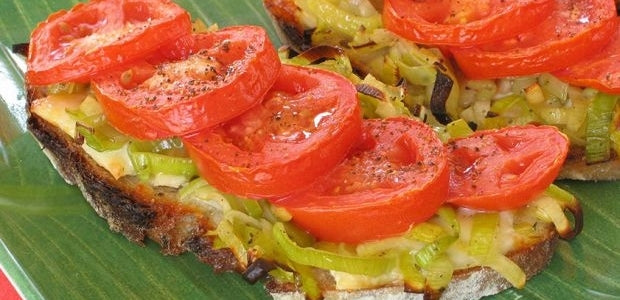 Recette : tartine de poireau et tomates au brie - La Boite à Grains