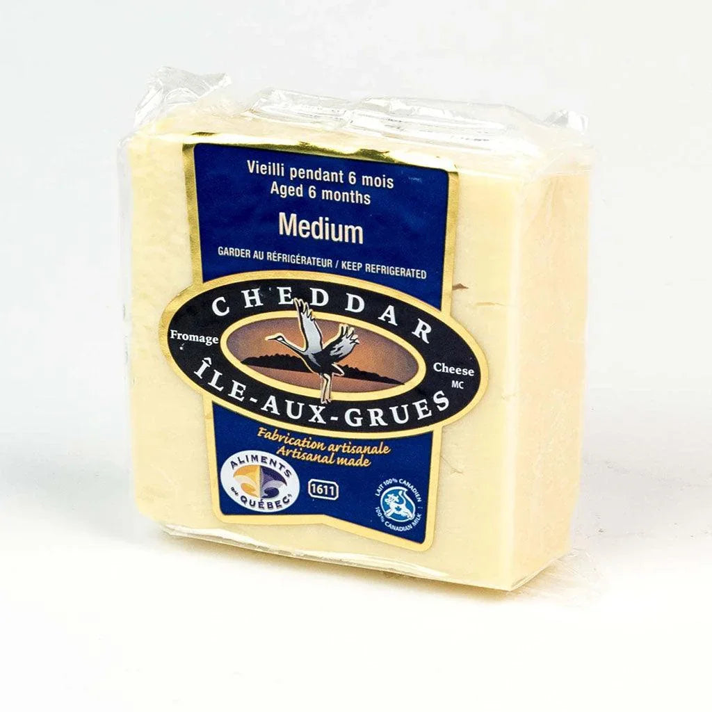Medium Cheddar Cheese Aged 6 Months Île-aux-Grues Fromagerie de l'Isle - La Boite à Grains