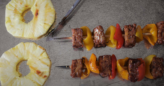 Brochette de tempeh à l’Asiatique avec grillade d’ananas