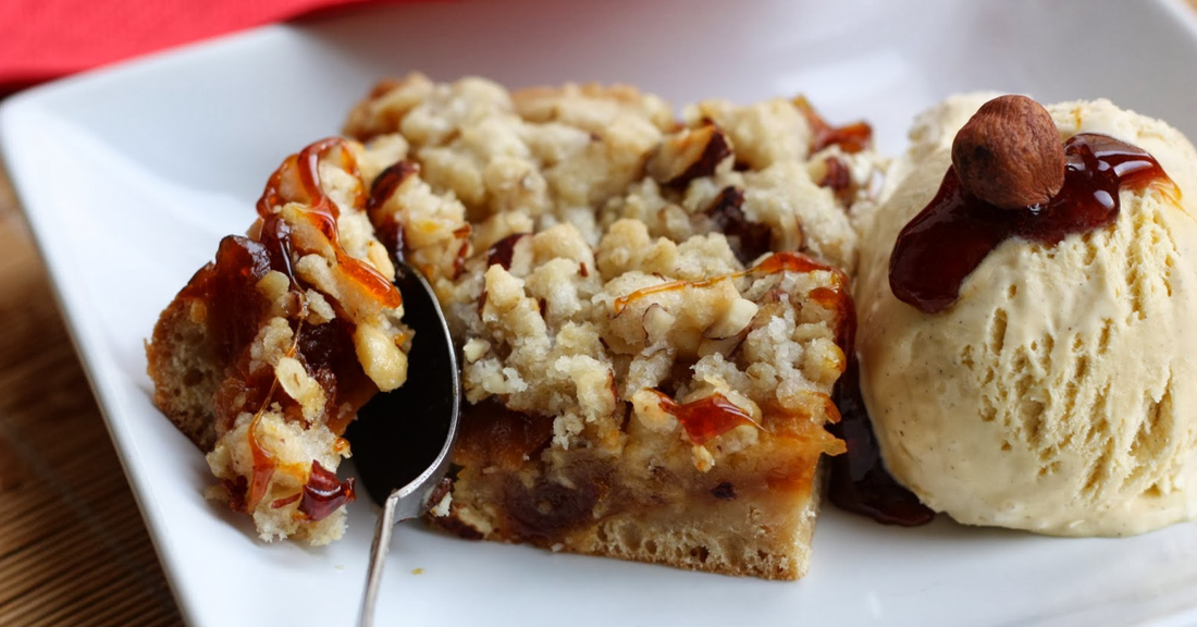Carrés aux pommes caramélisées et crumble avoine-noisettes