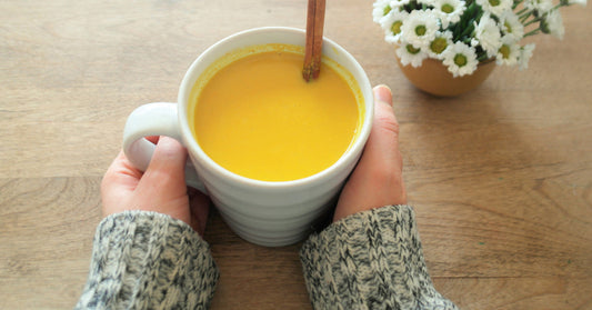 Chaï latté au curcuma sans caféine - La Boite à Grains