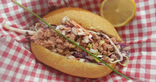 Guédille de « saumon » avec salade de chou maison - La Boite à Grains