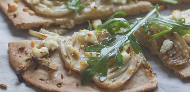 Pain plat au fenouil caramélisé et fromage de chèvre - La Boite à Grains