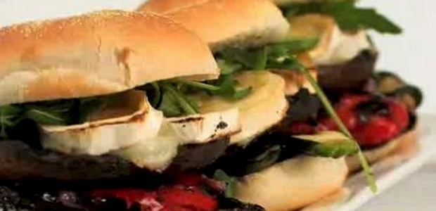 Recette : burger de portobello au chèvre et aux légumes grillés - La Boite à Grains