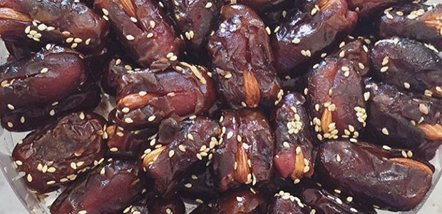 Recette : dattes farcies aux amandes caramélisées - La Boite à Grains