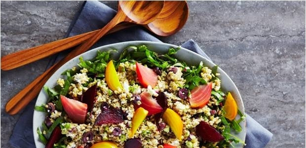 Recette : salade étagée de betteraves et de freekeh, arrosée d'une vinaigrette aux agrumes - La Boite à Grains