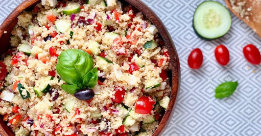 Salade grecque au quinoa avec vinaigrette maison - La Boite à Grains