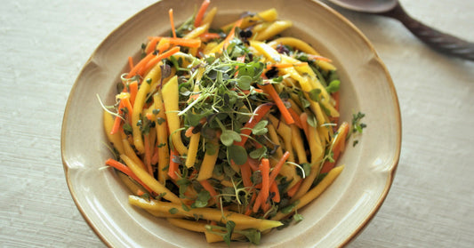 Salade rafraîchissante à la mangue et aux micropousses - La Boite à Grains