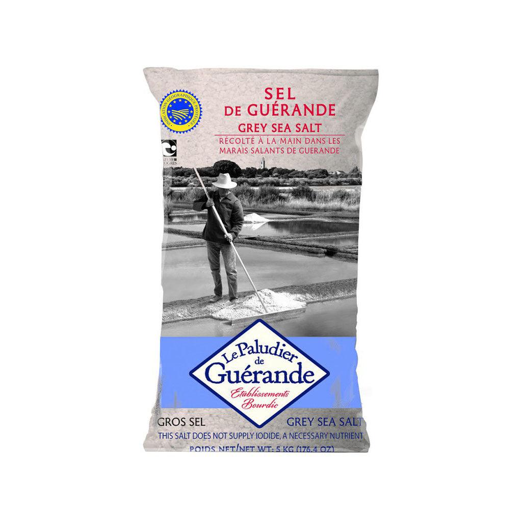 Gros sel par le paludier de Guérande
